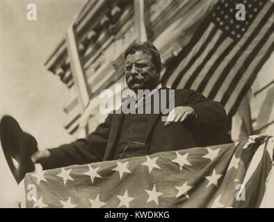 Von Fahnen und wimpelketten umgeben, Theodore Roosevelt auf einem Lautsprecher Plattform. Er warb für eine dritte Amtszeit als Präsident in New Jersey, Juni oder August 1912 (BSLOC 2017 8 48) Stockfoto