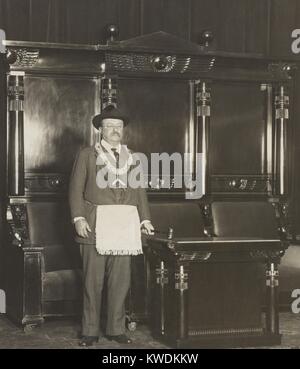 Theodore Roosevelt, der Master Mason, auf einem Foto in Spokane, Washington, 1912. Er trägt ein Maurer Schürze, ein Verweis auf die alten Steinmetze, der mens Beliebte brüderliche Organisation (BSLOC 2017 8 55) Stockfoto