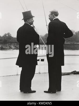 Theodore Roosevelt und Gifford Pinchot an Bord des Dampfschiffes Mississippi, auf dem Mississippi, Oktober 1-6, 1907. TR wurde auf eine Tour durch die Region, seine Politik zu fördern, für die Erhaltung und das Management von uns Binnengewässer und Verkehr (BSLOC 2017 8 79) Stockfoto