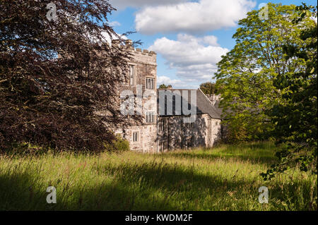 Cotehele, Saltash, Cornwall, UK. Eine weitgehend unveränderte Tudor House ursprünglich von 1300 zurückgeht, mit schönen Gärten Stockfoto