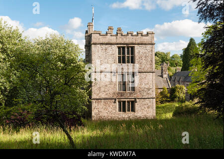 Cotehele, Saltash, Cornwall, UK. Eine weitgehend unveränderte Tudor House ursprünglich von 1300 zurückgeht, mit schönen Gärten Stockfoto