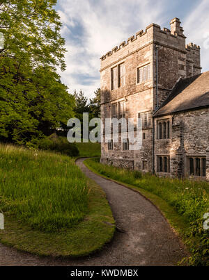 Cotehele, Saltash, Cornwall, UK. Eine weitgehend unveränderte Tudor House ursprünglich von 1300 zurückgeht, mit schönen Gärten Stockfoto