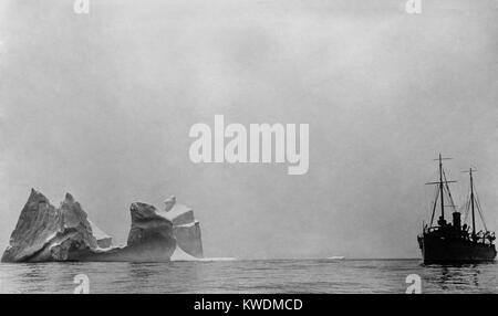 Schiff vorbei an einem Eisberg größer als das Schiff. 1910-17, wahrscheinlich im Nordatlantik (BSLOC 2017 17 107) Stockfoto