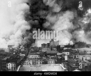 San Francisco in Flammen nach dem 18. April, Erdbeben von 1906. Ansicht umfasst das Gebiet östlich der Sansome Street, nördlich von Bush Street, südlich von Jackson Street, und westlich von Embarcadero Street. Die unverbrannten Bereich, der hier gezeigt wird, ist die Chinatown, die auch verschlungen (BSLOC 2017 17 15). Stockfoto