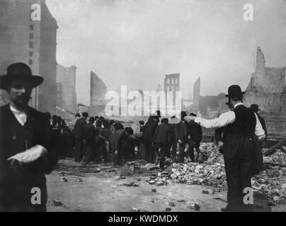 Männer suchen den Trümmern der Store, nach dem 18. April 1906 San Francisco Erdbeben und Feuer. Ein geplündert Kasse bleibt in den Ruinen an der Ecke der 4. und der Market Street (BSLOC 2017 17 29) Stockfoto