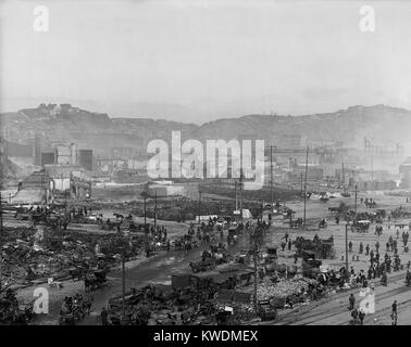 Aktivität unter den Ruinen der Erdbeben San Francisco und 3-tag Brand im April 1906. Haus wagen Mühle in den Straßen unter russischen und Telegraph Hills gezeichnet. Foto vom Dach der Fähre Post (BSLOC 2017 17 48) Stockfoto