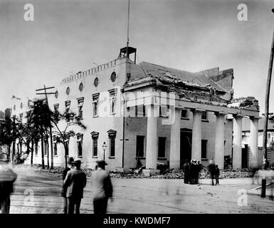 Die alte Hauptwache wurde von Charleston Erdbeben vom 31. August 1886 beschädigt. Die obere Wände, portico und Bewältigungsstrategien erlitten Hubraum. Foto von John K. Hillers (BSLOC 2017 17 55) Stockfoto