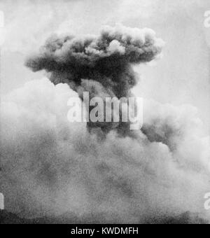 Pilz Rauchsäule von Mont Pelee, Martinique, französisches Territorium in der Karibik im Juni 1902. Der Vulkan ausbrechenden begann am 23. April 1902, und setzte sich mit zunehmender Kraft bis vor dem tödlichen Glutlawine vom 8. Juni 1902 (BSLOC 2017 17 61) Stockfoto