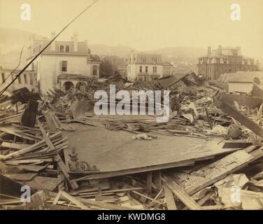 Club House und Morrell Institut in die Trümmer nach dem Johnstown Flood Mai 31st, 1889. Beide Gebäude diente als Oasen der Sicherheit. Club Mitglieder zog die Menschen in die obere Etage, wie Sie vorbei geschwommen. Die Morrell geschützten Schule Mädchen und ihre Lehrer (BSLOC 2017 17 75) Stockfoto