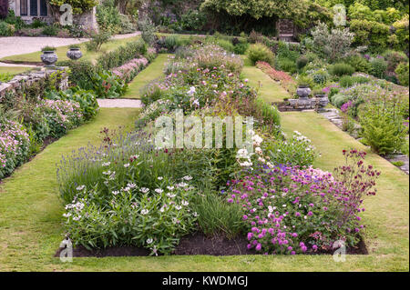 Cotehele, Saltash, Cornwall, UK. Eine weitgehend unveränderte Tudor House ursprünglich von 1300 zurückgeht, mit schönen Gärten Stockfoto