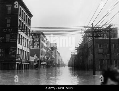 Die grosse Flut von 1913 war Ohios größte Wetter Katastrophe des frühen 20. Jahrhunderts. Foto zeigt überflutet Lager Elm St., Blick nach Norden, Cincinnati, Ohio. Ein 7/8-Kopf einer Frau ist in der unteren rechten (BSLOC 2017 17 94) Stockfoto