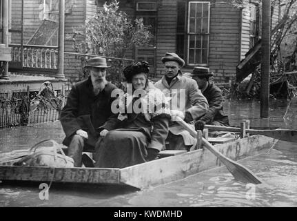 Ein älteres Ehepaar aus der Dayton zu Hause in einem kleinen Boot im März 1913 evakuiert. Während der großen Flut von 1913 war Ohios größte Wetter Katastrophe des frühen 20. Jahrhunderts (BSLOC 2017 17 97) Stockfoto