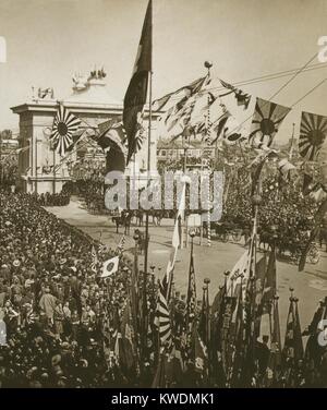 Japanische Massen feiern die Prozession, die Admiral Togo und marineoffiziere am 11.10.1905. Japans entscheidenden Sieg im Russisch-Japanischen Krieg wurde durch den unterjochten Völkern auf der ganzen Welt geschätzt, froh, eine imperialistische Macht besiegt durch ein Nicht-europäische Nation zu sehen. Foto zeigt Details von der Masse ab, Soldaten, Dekorationen, Fahnen, und eine zeremonielle Triumphbogen (BSLOC 2017 18 117) Stockfoto