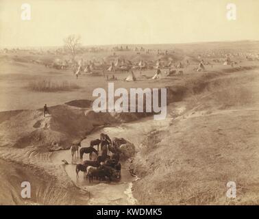 Brule Sioux Camp von 2.000 nach dem Wounded Knee Massacre, auf Pine Ridge Indian Reservation. Dezember 29, 1890, Krieger aus diesem Lager weg zum Sound der Waffen. Sie griffen auf die US-Soldaten, sondern wandte sich wieder unter Feuer, mit einem Krieger getötet. Nach dem Massaker, ihr Lager wurde von der US-Armee umgeben, während 14.01.1891. Im Vordergrund die Pferde trinken in White Clay Creek Wasserloch. Foto von John Grabill, Jan. 1891 (BSLOC 2017 18 12) Stockfoto