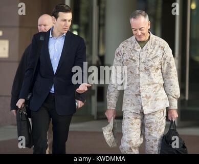 Marine Corps Gen. Joe Dunford, Chmn. Generalstabs, mit Jared Kushner, 3. April 2017. Kushner, Senior Berater von Präsident Trump, würde erhalten Briefings über die militärische Kampagne gegen ISIS, und mit uns und irakischen Beamten zusammentreffen im Irak (BSLOC 2017 18 142) Stockfoto