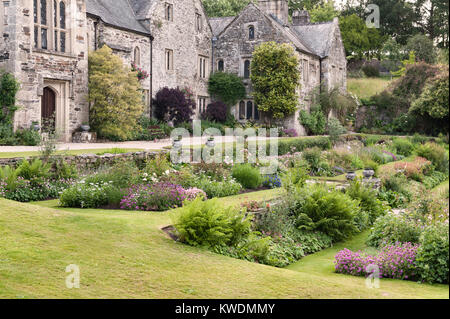 Cotehele, Saltash, Cornwall, UK. Eine weitgehend unveränderte Tudor House ursprünglich von 1300 zurückgeht, mit schönen Gärten Stockfoto