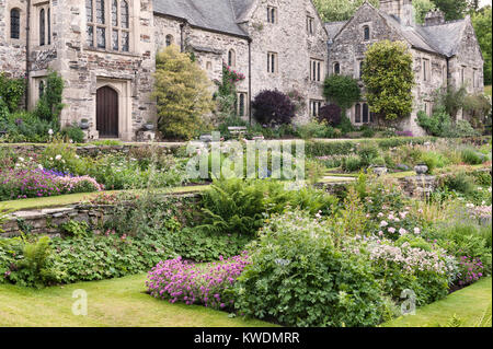 Cotehele, Saltash, Cornwall, UK. Eine weitgehend unveränderte Tudor House ursprünglich von 1300 zurückgeht, mit schönen Gärten Stockfoto