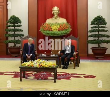 Präsident Donald Trump am Vietnam Kommunistische Partei Hauptsitz in Hanoi, Vietnam. An November 12, 2017, traf er sich mit dem Generalsekretär der Kommunistischen Partei, Nguyen Phu Trong (BSLOC 2017 18 49) Stockfoto