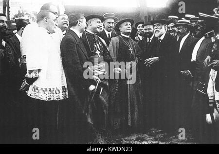 Antoni Gaudí zeigt die Sagrada Família an den Apostolischen Nuntius, Kardinal Francesco Ragonesi (1915) Stockfoto