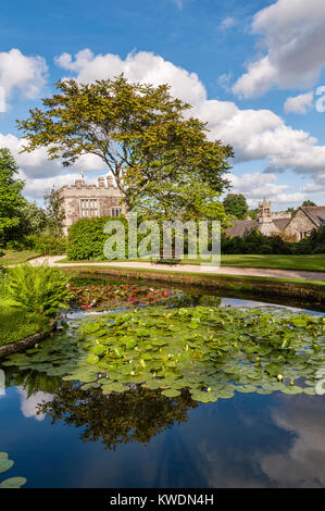 Cotehele, Saltash, Cornwall, UK. Eine weitgehend unveränderte Tudor House ursprünglich von 1300 zurückgeht, mit schönen Gärten Stockfoto