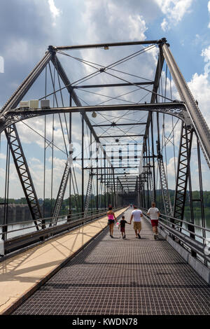 Die People's Bridge, (auch die Walnut Street Bridge genannt), über den Susquehanna River, Harrisburg, Pennsylvania, United States. Stockfoto