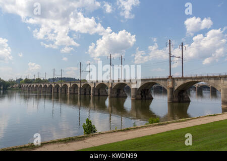 Der Philadelphia & Lesung Eisenbahn Brücke über den Susquehanna River in Harrisburg, Pennsylvania, United States. Stockfoto