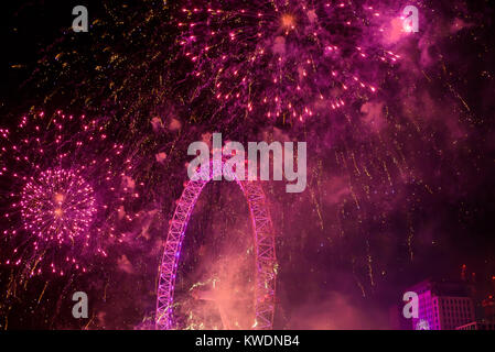 London, Großbritannien - 1. Januar 2018. Feuerwerk am London Eye in der britischen Hauptstadt feiert Ende 2017 und die Ankunft des neuen Jahres. Stockfoto