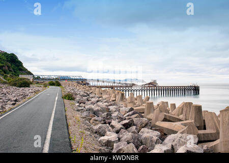 Raynes Bootsanleger mit See Defense, Wales Coast Path Llanddulas Landudno in Distanz, North Wales UK Stockfoto