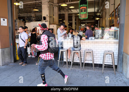 Junger Mann vorbei gehen. Drücken Sie Brüder Juicery Bar im Grand Central Market am S Broadway in Downtown Los Angeles, Kalifornien, USA KATHY DEWITT Stockfoto