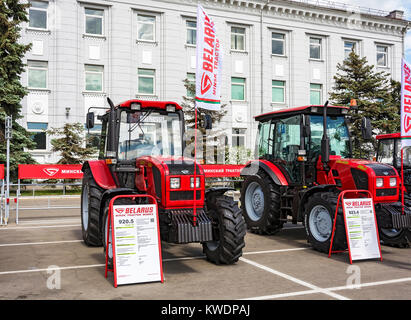 Belarus, Minsk - 05/27/2017: Ausstellung von Traktoren in der Nähe von Minsk Traktor Anlage Stockfoto