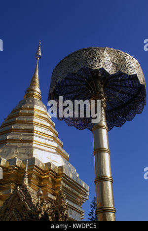 Goldene Stupa und Regenschirm in Wat Doi Suthep, Chiang Mai Stockfoto