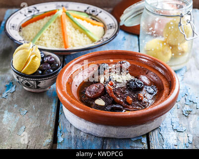 Nahansicht der Tajine von Rindfleisch mit Pflaumen und Mandeln. In traditionellen marokkanischen Gericht. Stockfoto