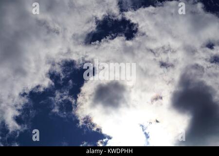 Schwere Wolken im Herbst Himmel Stockfoto