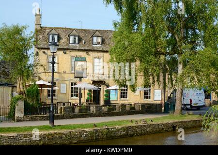 Blick über den Fluss Windrush an der Old Manse Hotel in Bourton auf dem Wasser, Gloucestershire, Cotswolds, Großbritannien Stockfoto