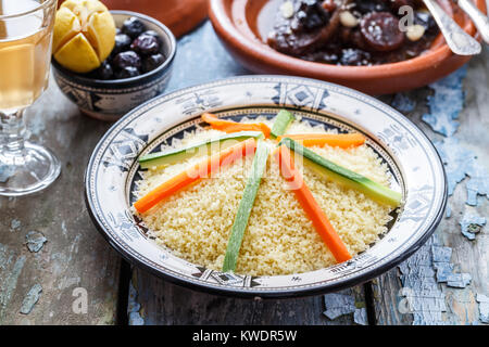 Marokkanisches Couscous mit Gemüse. Im rustikalen Stil. Stockfoto