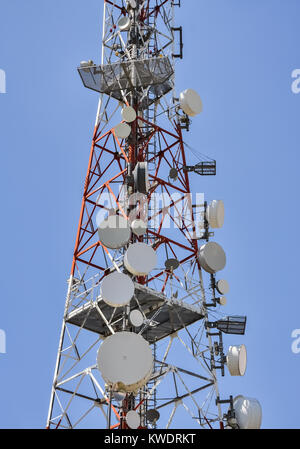 Metallkonstruktion mit vielen Antennen und der Himmel im Hintergrund Stockfoto