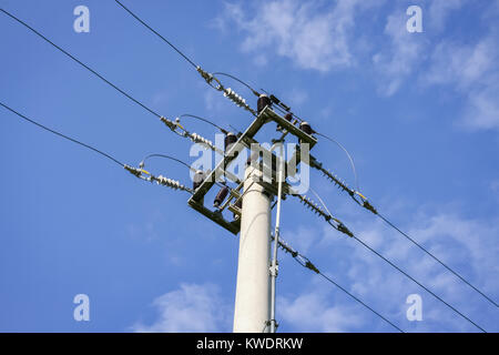 Detail eines elektrischen Pylon und der Himmel im Hintergrund Stockfoto