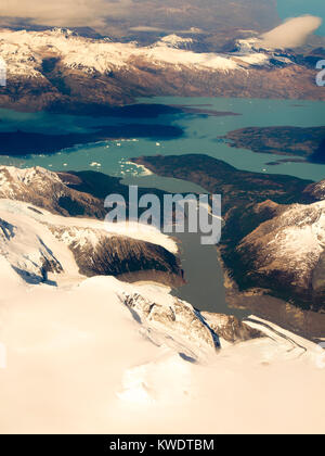 Luftbild des Lago Argentino und des Patagonischen Inlandeises, aus einem kommerziellen Flugzeug über die argentinischen Anden. Stockfoto