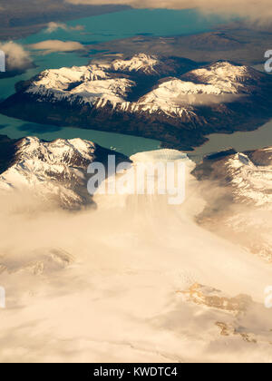 Luftaufnahme der Gletscher Perito Moreno und Lago Argentino und des Patagonischen Inlandeises, aus einem kommerziellen Flugzeug über die argentinischen Anden. Stockfoto
