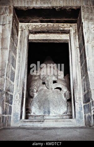 Indische Gott Skulptur am Kadalekalu Ganesha-Tempel im Heiligen Zentrum rund um Hampi, Karnataka, Indien Stockfoto