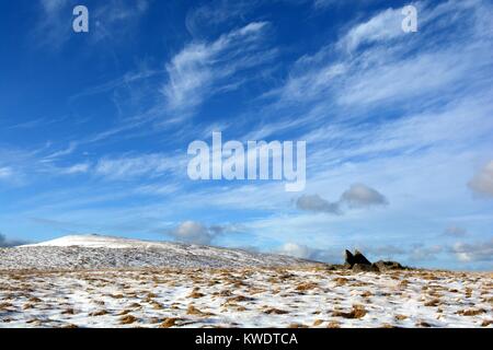 Wispy Stränge der Cirrus Wolken im blauen Himmel über foel Feddau winter schnee Preseli Hills Pembrokeshire Wales Cymru GROSSBRITANNIEN GB Stockfoto