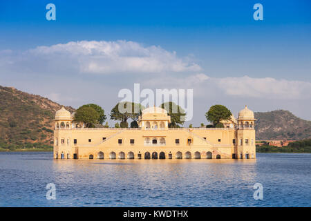 Jal Mahal Palace (Wasser) ist ein Palast, der auf Mann Sagar See, Jaipur, Indien