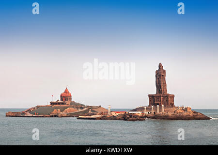 Vivekananda Rock Memorial und Thiruvalluvar Statue bei Sonnenaufgang, Indien Stockfoto