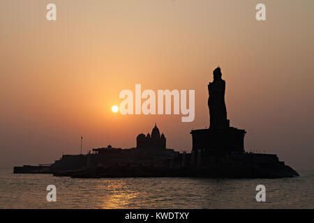 Vivekananda Rock Memorial und Thiruvalluvar Statue bei Sonnenaufgang, Indien Stockfoto