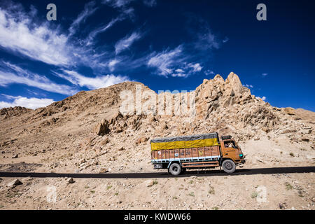 LADAKH, INDIEN - 27. Semptember: Bunte Lkw auf dem Berg Straße zwischen Manali und Leh am 27. September 2013, Ladakh, Indien. Stockfoto