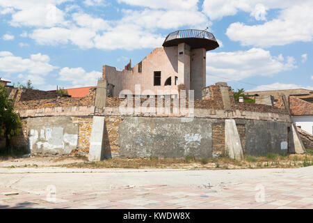 Abgebrochene unvollendete Gebäude in die Seemänner Square in Jewpatoria, Krim, Russland Stockfoto