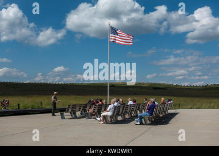 Park Ranger führenden eine Reisegruppe unter amerikanischer Flagge im Flug 93 National Memorial Absturzstelle in der Nähe von Shanksville, Pennsylvania, USA. Stockfoto