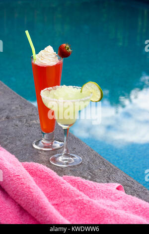 Gefrorene Daiguiri und Fozen Margherita mit Beilagen am Pool Stockfoto