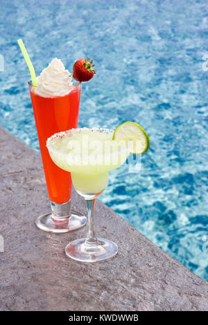 Gefrorene Daquiri und gefrorene Margherita mit Beilagen am Pool Stockfoto