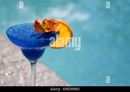 Frozen Blue Hawaiian Cocktail Closeup Pool Stockfoto